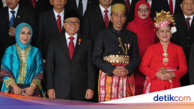 Foto Jokowi Pakai Baju Adat Bugis Iriana Cantik Jadi 