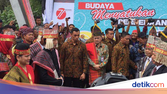 Foto 10 Gaya Presiden Jokowi Pakai Baju Daerah Indonesia Banget 3