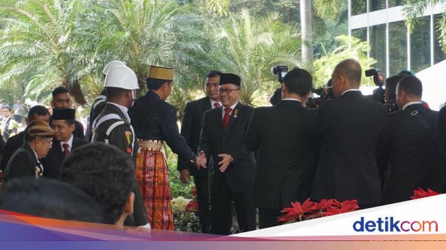 Foto Lucu Prabowo vs Jokowi  Foto  Jokowi  Berbaju Bugis ke Sidang Tahunan Parlemen