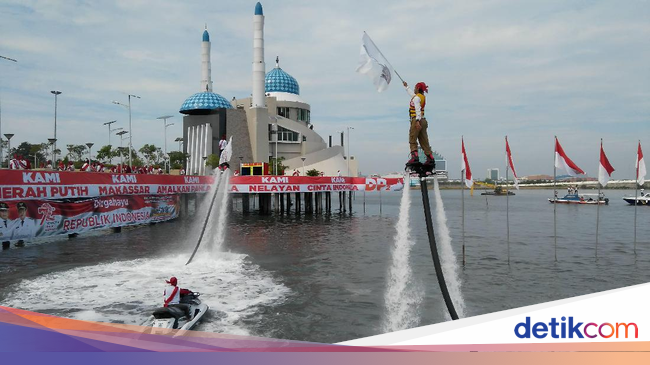  Foto Keren Merah Putih Dikibarkan Petugas Terbang di 