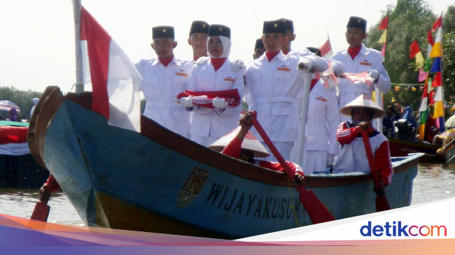 Seru! Upacara Bendera di Tengah Laguna