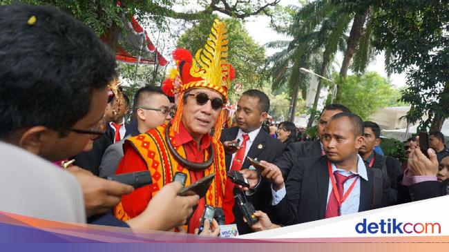 Hadiah Sepeda dari Jokowi Yasonna Disimpan Sampai Anak Cucu Hadiah Sepeda dari Jokowi Yasonna Disimpan Sampai Anak Cucu