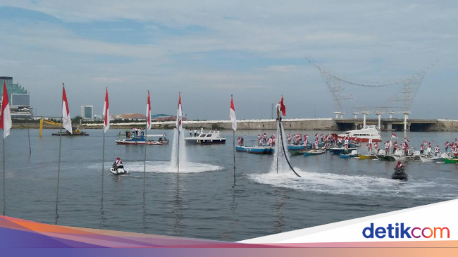 Upacara di Pantai Losari, Merah Putih Dikibarkan di Atas Laut