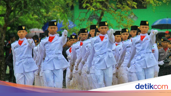 Merdeka! Semangat Paskibra Balikpapan Kibarkan Bendera 