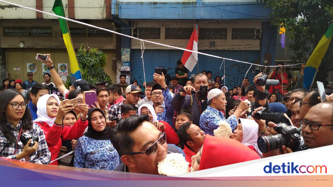 Romantisnya Ridwan Kamil dan Istri Lomba Makan Kerupuk Bersama