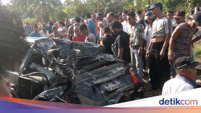 Kereta Tabrak Mobil, Satu Orang Tewas