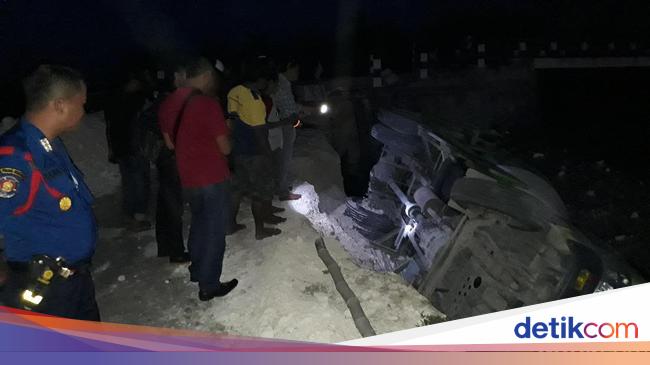 Truk Molen Terguling di Lokasi Proyek Pengecoran 1 Truk Molen Terguling di Lokasi Proyek Pengecoran 1