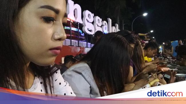 Keseruan Warga Trenggalek Lomba Melukis Batang Rokok