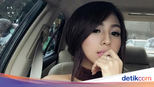 Angela Lorenza, Si Seksi yang Doyan Mobil Modif