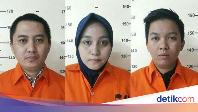 Berbaju Tahanan Bos First Travel Diperiksa Bareskrim Berbaju Tahanan Bos First Travel Diperiksa Bareskrim