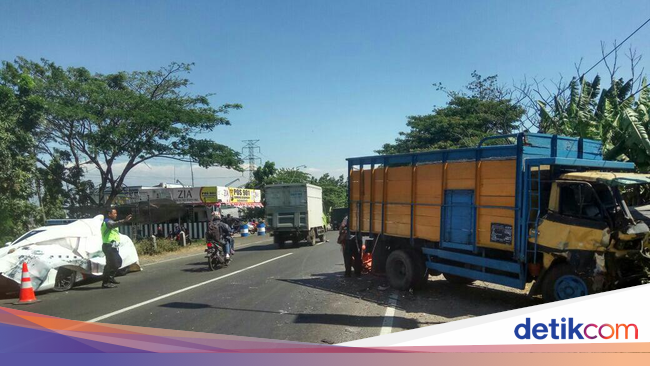 Rem Ngunci di Tengah Jalan Mobil  Patwal Disambar Truk 