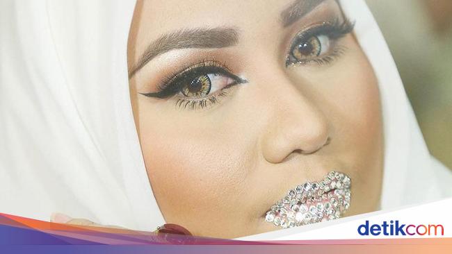Bibir Anniesa Hasibuan Bertabur Kristal Swarovski Korban First Travel Nyinyir Bibir Anniesa Hasibuan Bertabur Kristal Swarovski Korban First Travel Nyinyir