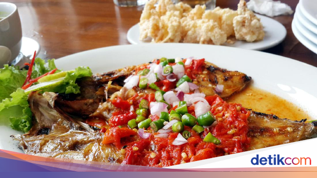 Sedap Enaknya Makan Ikan Bakar dengan Nasi Hangat dan Sedap Enaknya Makan Ikan Bakar dengan Nasi Hangat dan