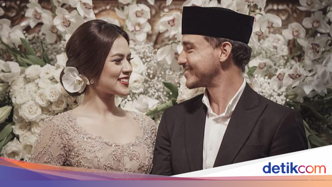 Ketampanan Hamish Daud Pakai Sarung dan Peci yang Bikin Ketampanan Hamish Daud Pakai Sarung dan Peci yang Bikin