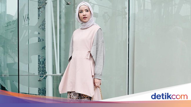 Foto: 10 Gaya Hijab Selebriti yang Bisa Ditiru untuk Salat 