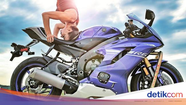 Keren! Wanita-wanita Cantik Ini Yoga di Atas Moge Keren! Wanita-wanita Cantik Ini Yoga di Atas Moge