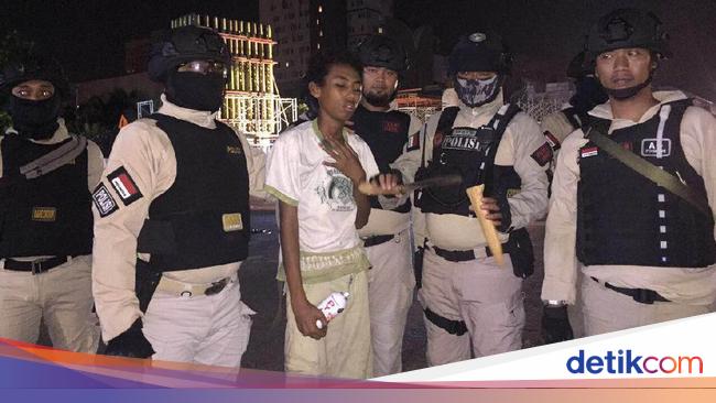 Coreti Tembok Remaja Bawa Golok Ditangkap di  Kelapa  Gading 