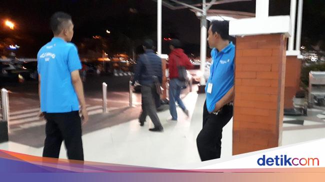 Gaji Porter Bandara Di Solo : 12 Porter Lion Air Mendodos ... Gaji Porter Bandara Di Solo : 12 Porter Lion Air Mendodos ...