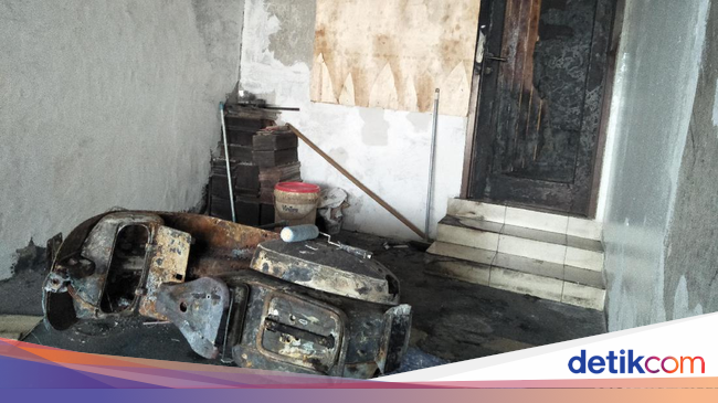  Honda  Brio  Terbakar di Rumah Vespa Jadul Ikut Hangus