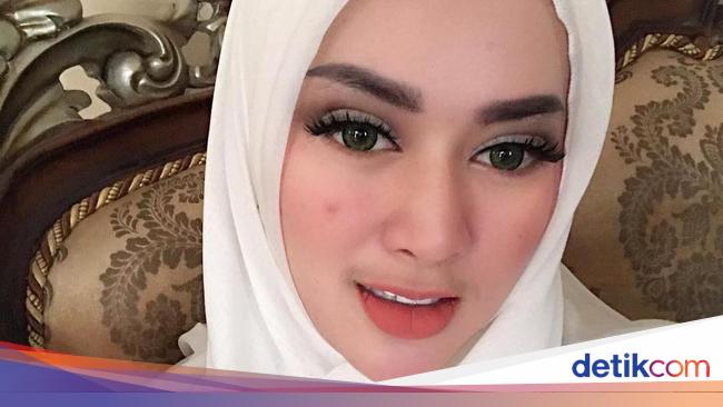 Foto Hijab Ala Tiara Dewi Mantan Istri Lucky Hakim Yang Baru Dicerai