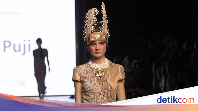 Ketika Kain Tenun Dayak  Iban Berkibar di New York Fashion 