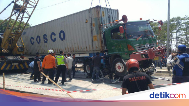 Kengerian Kecelakaan Mobil  Terguling Lalu Digilas Truk  