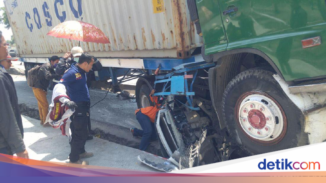  Truk  Kontainer Gilas Mobil  di Semarang Sopir Masih Terjepit