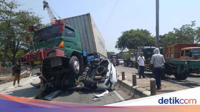 Kecelakaan Truk  Kontainer Gilas Mobil  di Pantura Semarang