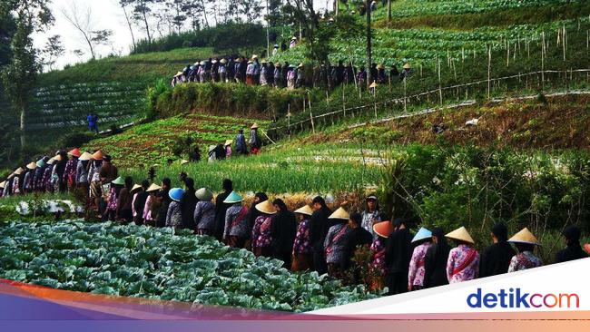 Menjaga Mata Air di Lereng Gunung Slamet Dengan Tradisi Menjaga Mata Air di Lereng Gunung Slamet Dengan Tradisi