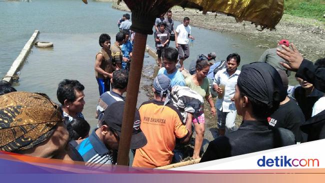 Berebut Air Cucian Kelambu Makam Pangeran Samudro Di Gunung Kemukus