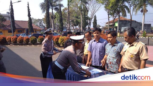 Polres Garut Pinjamkan Mesin Mobil Bekas Tabrakan ke SMK Polres Garut Pinjamkan Mesin Mobil Bekas Tabrakan ke SMK
