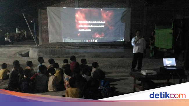 Pemutaran Film G30S/PKI dapat Sambutan Warga Lamongan Pemutaran Film G30S/PKI dapat Sambutan Warga Lamongan