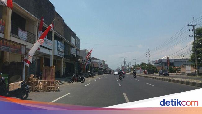 Buang Uang Curian di Jalan Raya Warga Jember Diamankan Polisi Buang Uang Curian di Jalan Raya Warga Jember Diamankan Polisi