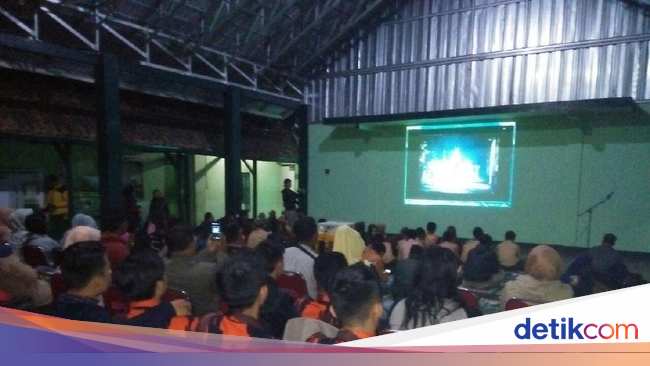 Antusiasme Warga ikut Nobar Film G30S/PKI di Aula Makodim 