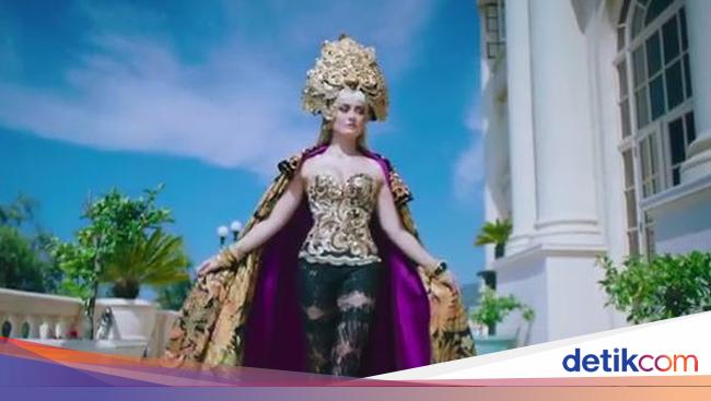 Foto Penampilan Seksi  Agnez MO Pakai  Batik  dan Kebaya di 