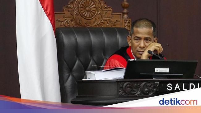 Kelakar Hakim Saldi Isra di Sidang MK: Yang Dekat Yalimo Itu Yaempat Yaenam