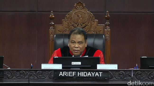 Kelakar Hakim MK ke Peserta Sidang: Handphone Murah Jangan Bunyi Ya