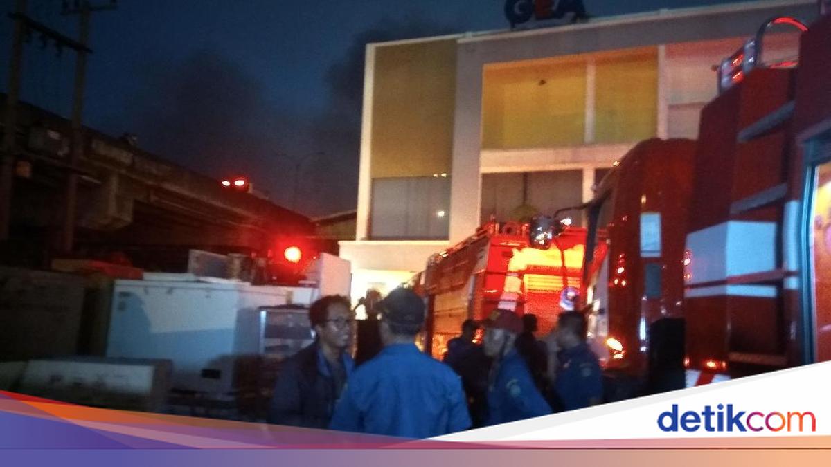 Enam Jam Membara, Api yang Membakar Gudang Mesin Pendingin Padam