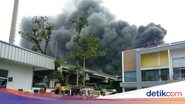 Kebakaran Gudang Mesin Pendingin Diduga dari Percikan Api Las Kebakaran Gudang Mesin Pendingin Diduga dari Percikan Api Las