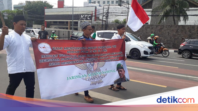 Massa Demo Protes Patung Tugu Tani Simbol Komunis