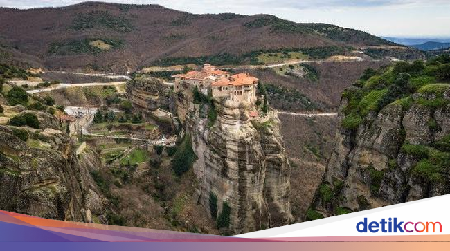 Bagai Menyentuh Langit, Ini Biara di Yunani Bagai Menyentuh Langit, Ini Biara di Yunani