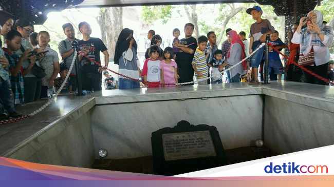 Warga Ramai-ramai Berkunjung ke Monumen Pancasila Sakti