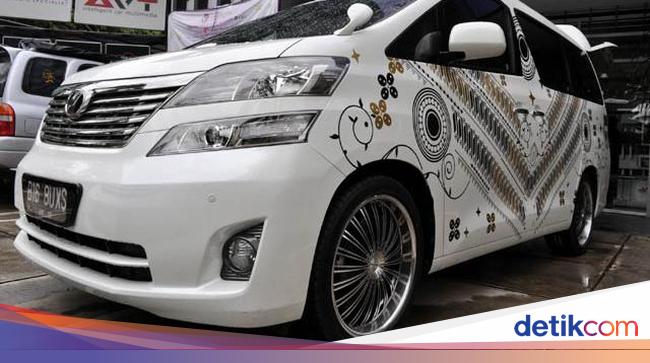 Mobil Selebriti dengan Corak Batik