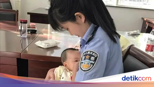 Foto Polwan yang Menyusui Bayi  Terdakwa di Pengadilan Ini 