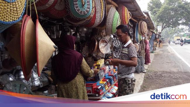 Berburu Panci dan Sapu di Pasar Lopait Tuntang Semarang 
