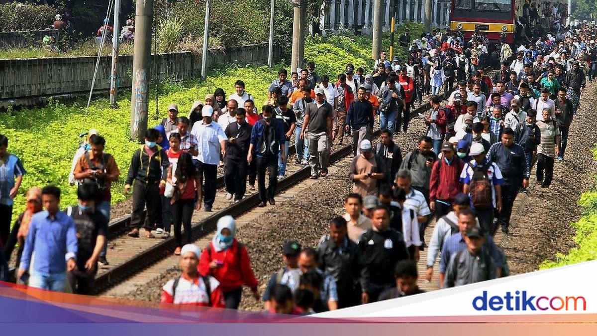 Foto: Ramai-ramai Berjalan di Lintasan Kereta