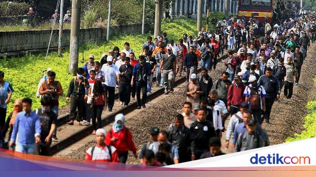 Foto: Ramai-ramai Berjalan di Lintasan Kereta