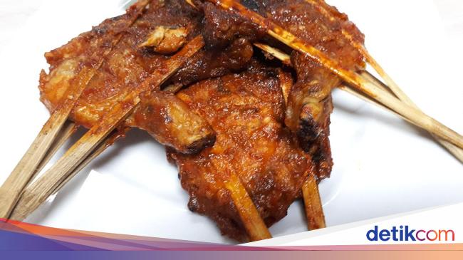 Yuk, Makan Siang dengan Ayam Bakar Gurih Enak Di Sini!