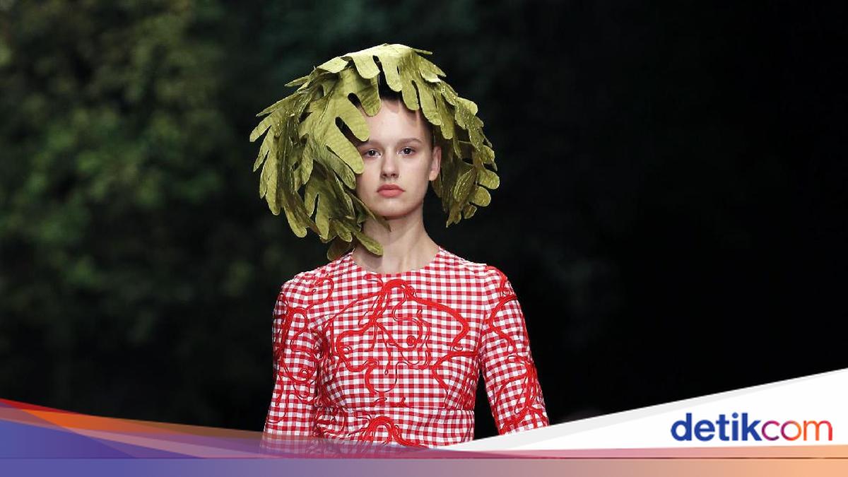 Foto: Uniknya Gaya Model dengan Rambut Daun di Paris Fashion Week