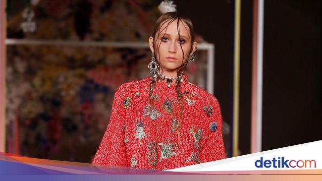 Foto Koleksi Terbaru Alexander McQueen Di Paris Fashion Week